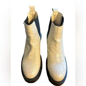 Steve Madden Women's Tyclone White Crocodile Chunky Chelsea Boots 7 like new